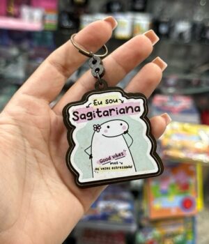 CHAVEIRO FLORK SIGNO EU SOU SAGITARIANA GOOD VIBES MAS AS VEZES ESTRESSADA
