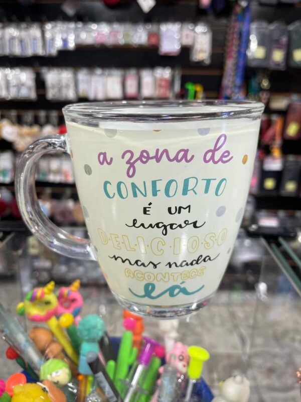 CANECA DE VIDRO A ZONA DE CONFORTO É UM LUGAR DELICIOSO...