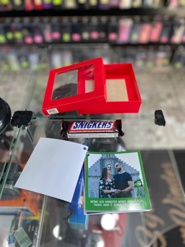 CAIXA SURPRESA COM MINI ÁLBUM POLAROIDS + SNICKERS - Imagem 2