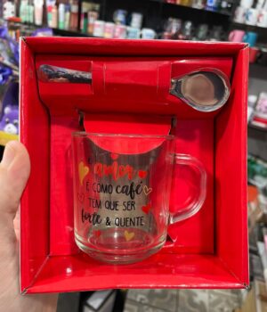 KIT CANECA E COLHER O AMOR É COMO CAFÉ TEM QUE SER FORTE & QUENTE