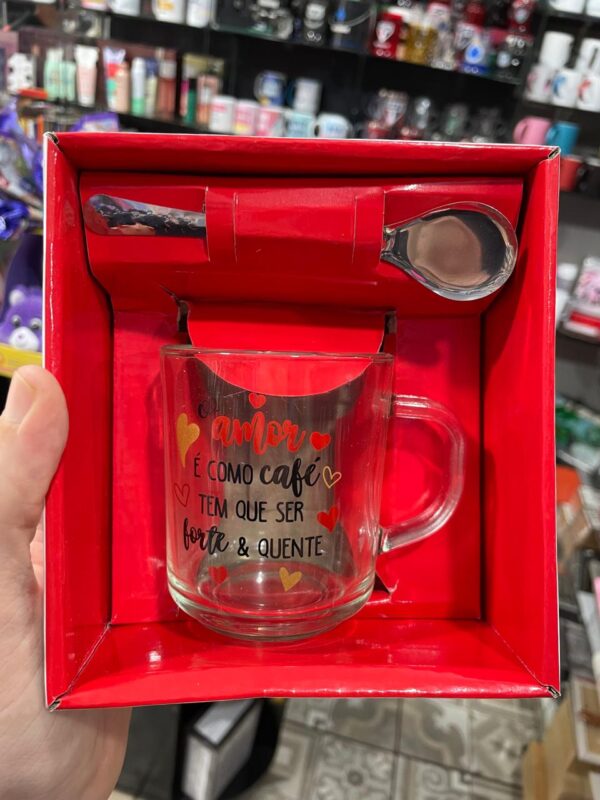 KIT CANECA E COLHER O AMOR É COMO CAFÉ TEM QUE SER FORTE & QUENTE