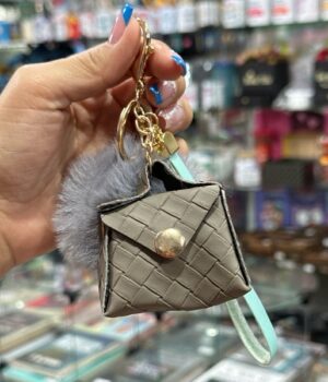 CHAVEIRO POMPOM CINZA COM BOLSINHA