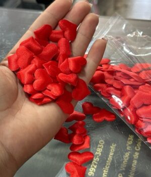 100 MINI CORAÇÕES DE TECIDO PARA SUPRESAS ROMÂNTICAS OU DECORAÇÃO DE CAMA, MESA OU CESTAS