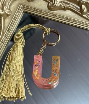 CHAVEIRO DE RESINA | LETRA U | TASSEL DOURADO