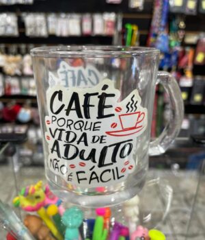 CANECA DE VIDRO CAFÉ PORQUE VIDA DE ADULTO NÃO É FÁCIL