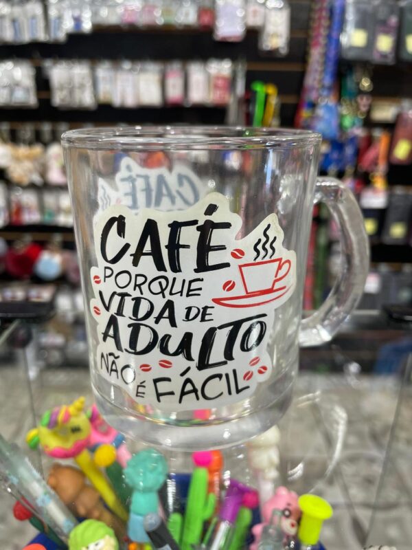 CANECA DE VIDRO CAFÉ PORQUE VIDA DE ADULTO NÃO É FÁCIL