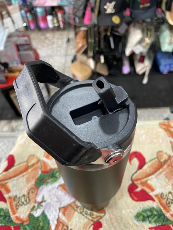 GARRAFA TÉRMICA PRETA COM BICO RETRÁTIL E ALÇA 900ML - Imagem 2