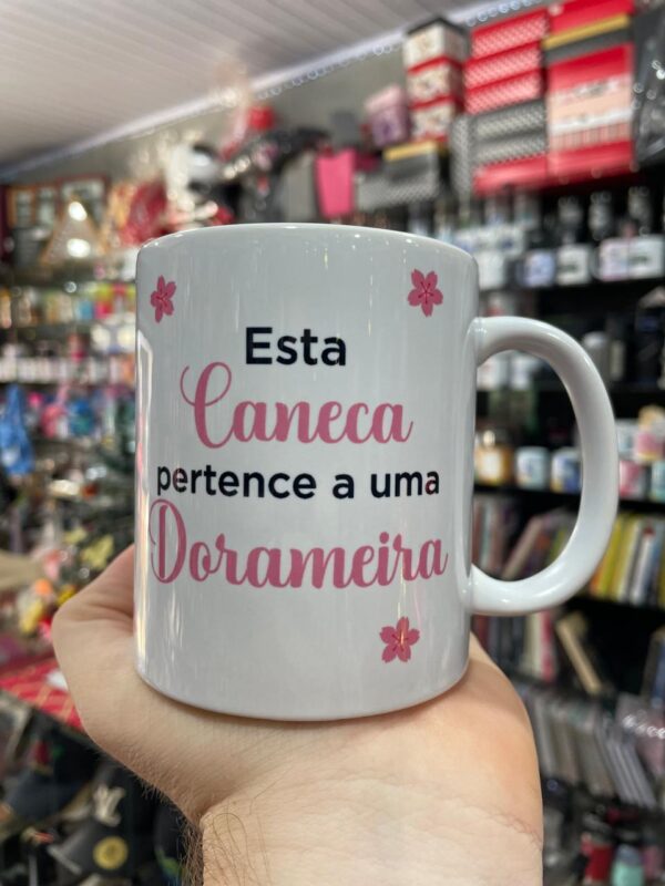 CANECA BRANCA ESTA CANECA PERTENCE A UMA DORAMEIRA - Imagem 2