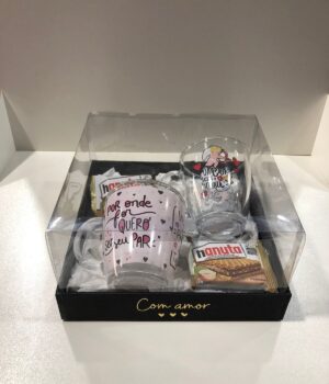 CAIXA ROMÂNTICA COM 2 CANECAS DE VIDRO E CHOCOLATES