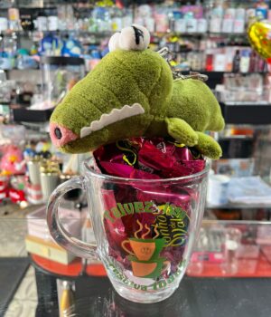 KIT COM CANECA DE VIDRO, CHAVEIRO DE PELÚCIA E BOMBONS