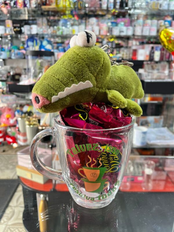 KIT COM CANECA DE VIDRO, CHAVEIRO DE PELÚCIA E BOMBONS