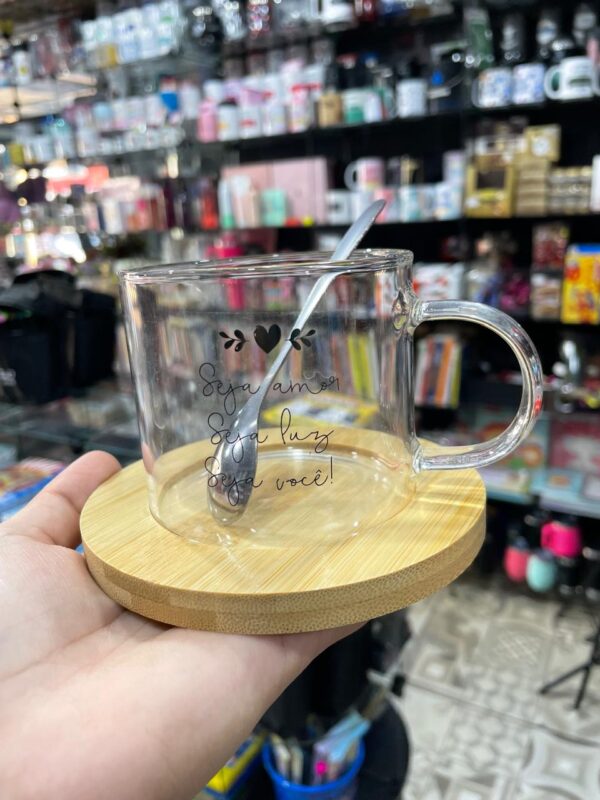 CANECA DE VIDRO COM BASE E COLHER SEJA AMOR SEJA LUZ SEJA VOCÊ! 250ML