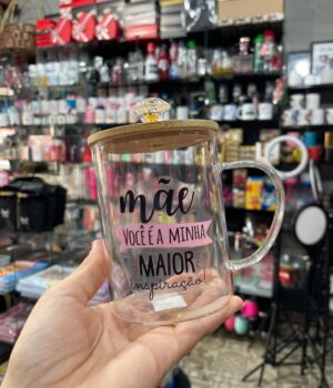CANECA DE VIDRO COM TAMPA MÃE VOCÊ É A MINHA MAIOR INSPIRAÇÃO!