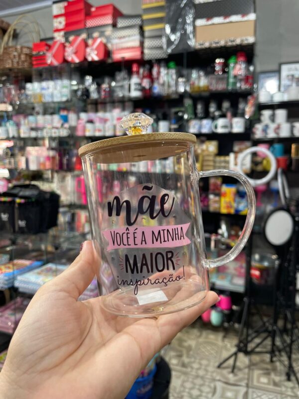 CANECA DE VIDRO COM TAMPA MÃE VOCÊ É A MINHA MAIOR INSPIRAÇÃO!