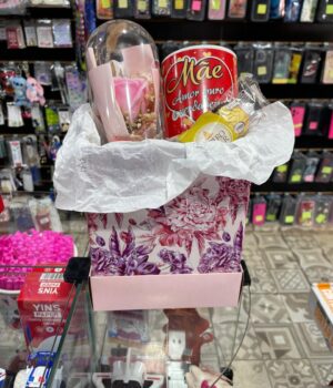 CAIXA COM LUMINÁRIA ROSA, CANECA DIA DAS MÃES E FERRERO