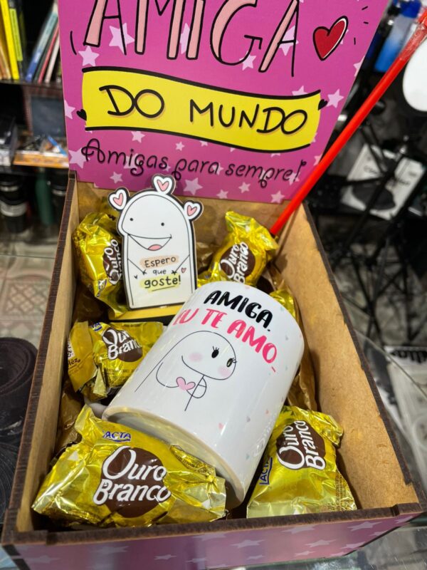 CESTA PARA AMIGA COM CANECA, PLAQUINHA, BALÃO E CHOCOLATES - Imagem 2