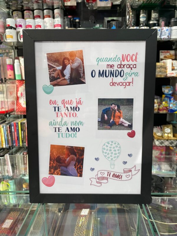 QUADRO ROMÂNTICO COM 3 FOTOS - QUANDO VOCÊ ME ABRAÇA O MUNDO GIRA DEVAGAR 20X30CM