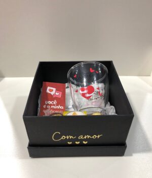 CAIXA ROMÂNTICA COM CANECA DE VIDRO, CARTÃO E FERRERO