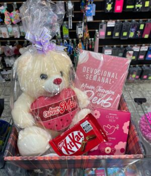 CESTA MÃE COM PELÚCIA, SABONETE BOTICÁRIO, DEVOCIONAL E KITKAT