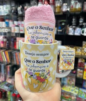 KIT VOVÓ QUE O SENHOR TE ABENÇOE E TE GUARDE COM CANECA, TOALHA E CHAVEIRO