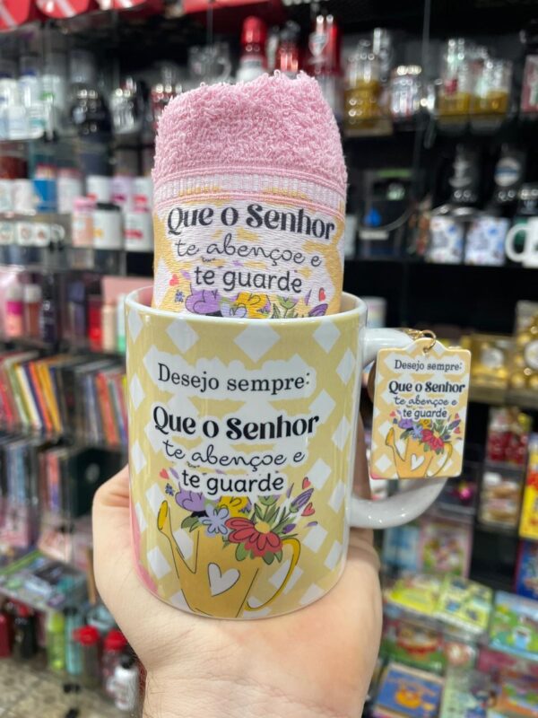 KIT VOVÓ QUE O SENHOR TE ABENÇOE E TE GUARDE COM CANECA, TOALHA E CHAVEIRO