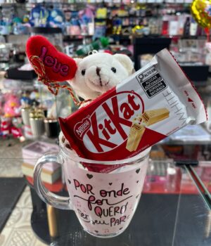 KIT COM CANECA DE VIDRO, CHAVEIRO DE PELÚCIA E CHOCOLATE BRANCO