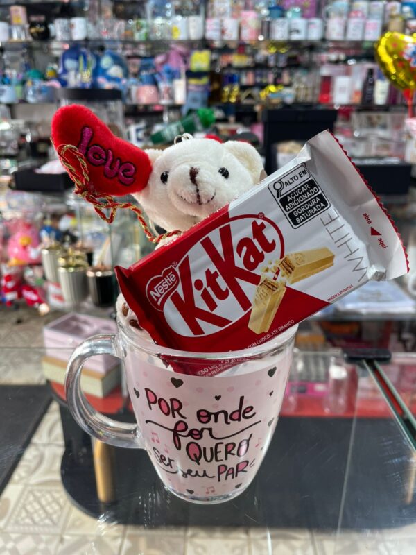 KIT COM CANECA DE VIDRO, CHAVEIRO DE PELÚCIA E CHOCOLATE BRANCO