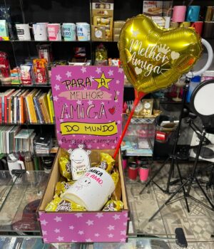 CESTA PARA AMIGA COM CANECA, PLAQUINHA, BALÃO E CHOCOLATES