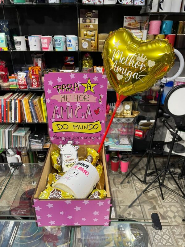 CESTA PARA AMIGA COM CANECA, PLAQUINHA, BALÃO E CHOCOLATES