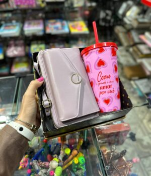 CAIXA COM BOLSA CARTEIRA LILÁS E COPO COM CANUDO COMO É GRANDE O MEU AMOR
