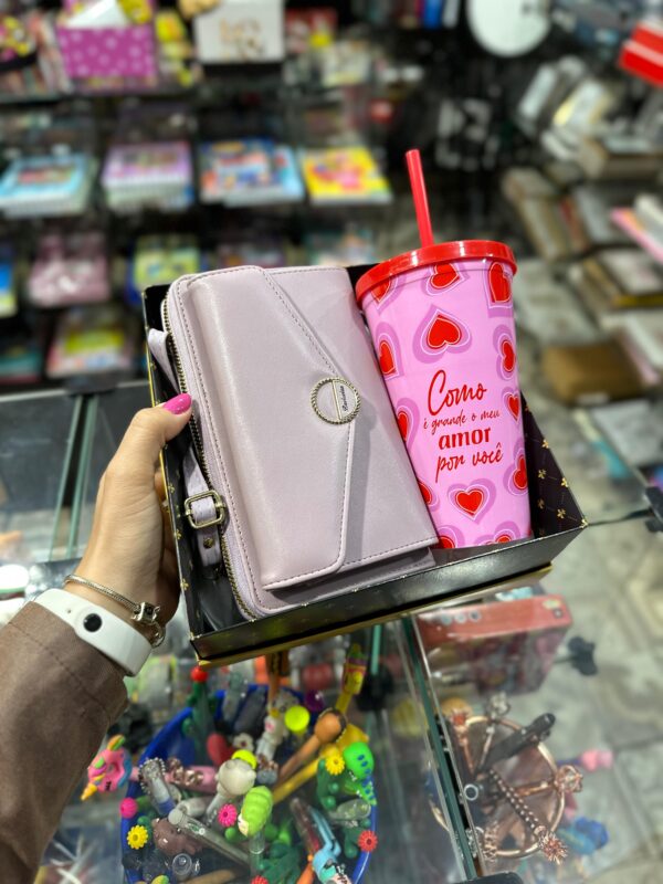 CAIXA COM BOLSA CARTEIRA LILÁS E COPO COM CANUDO COMO É GRANDE O MEU AMOR