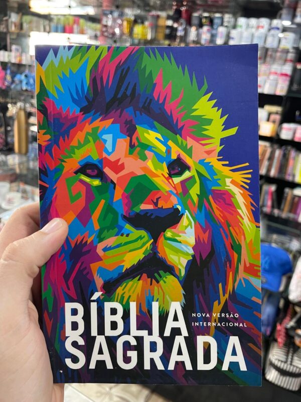 BÍBLIA NVI LEÃO CAPA BROCHURA CORES LETRA NORMAL