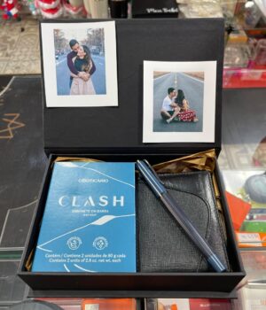 CAIXA COM CARTEIRA, SABONETE CLASH, CANETA LUXO E 2 POLAROIDS