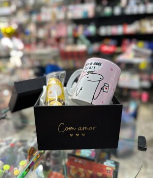 CAIXA COM TAMPA COM CANECA DE ANIVERSÁRIO ROSA REP BARDEI TIU UI! VOCÊ MERECIA O MUNDO MAS EU SÓ TINHA DINHEIRO PRA UMA