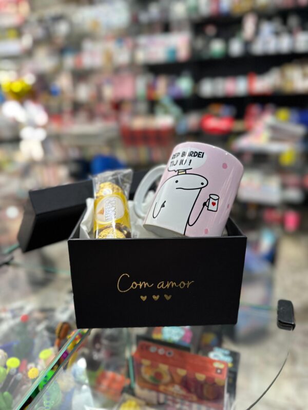 CAIXA COM TAMPA COM CANECA DE ANIVERSÁRIO ROSA REP BARDEI TIU UI! VOCÊ MERECIA O MUNDO MAS EU SÓ TINHA DINHEIRO PRA UMA