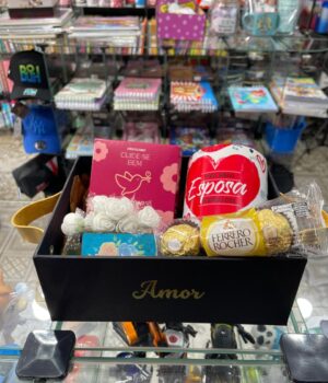CESTA COM CANECA PARA ESPOSA, SABONETES, ÍMÃ DE FLORES E FERRERO