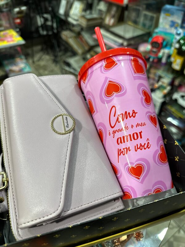 CAIXA COM BOLSA CARTEIRA LILÁS E COPO COM CANUDO COMO É GRANDE O MEU AMOR - Imagem 2