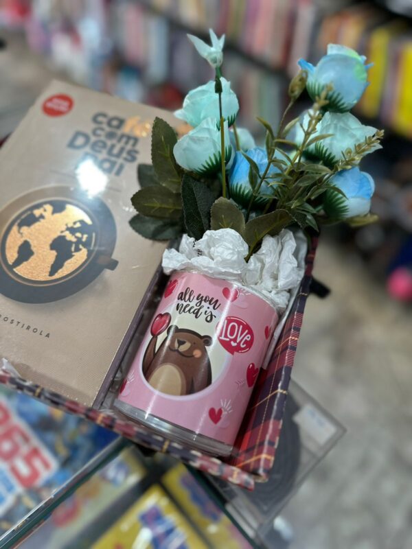 CESTA COM DEVOCIONAL CAFÉ COM DEUS PAI, CANECA DE VIDRO E FLORES ARTIFICIAIS - Imagem 3
