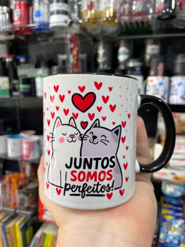 CANECA ALÇA PRETA ENCONTREI O AMOR DA MINHA VIDA JUNTOS SOMOS PERFEITOS! - Imagem 2