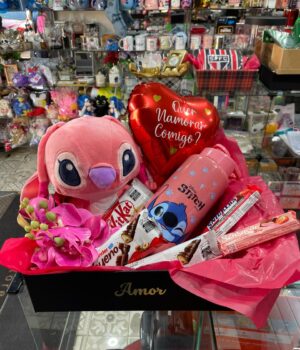 CESTA ROMÂNTICA COM ANGEL, BALÃO QUER NAMORAR COMIGO, ROSAS, GARRAFA E CHOCOLATES