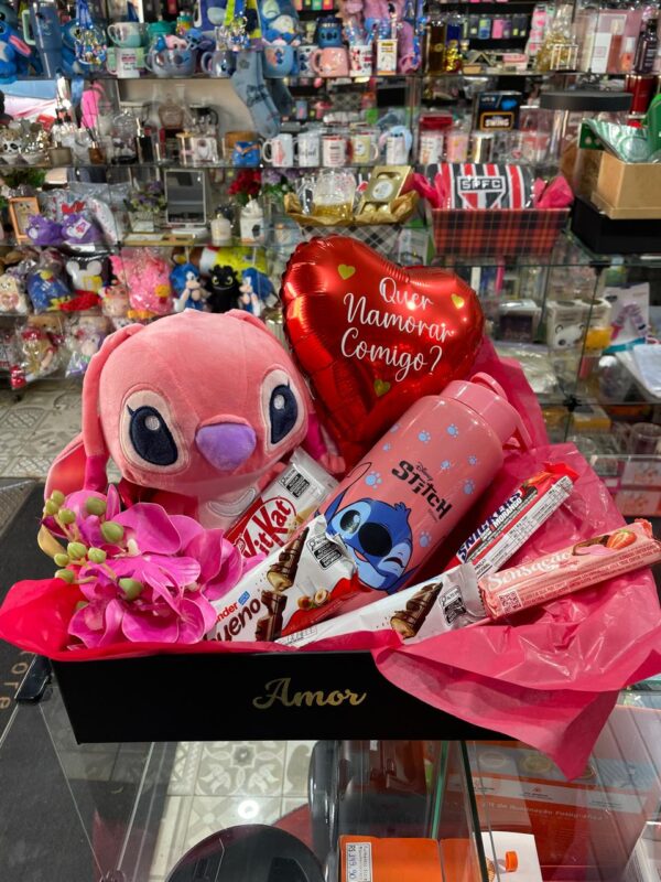 CESTA ROMÂNTICA COM ANGEL, BALÃO QUER NAMORAR COMIGO, ROSAS, GARRAFA E CHOCOLATES