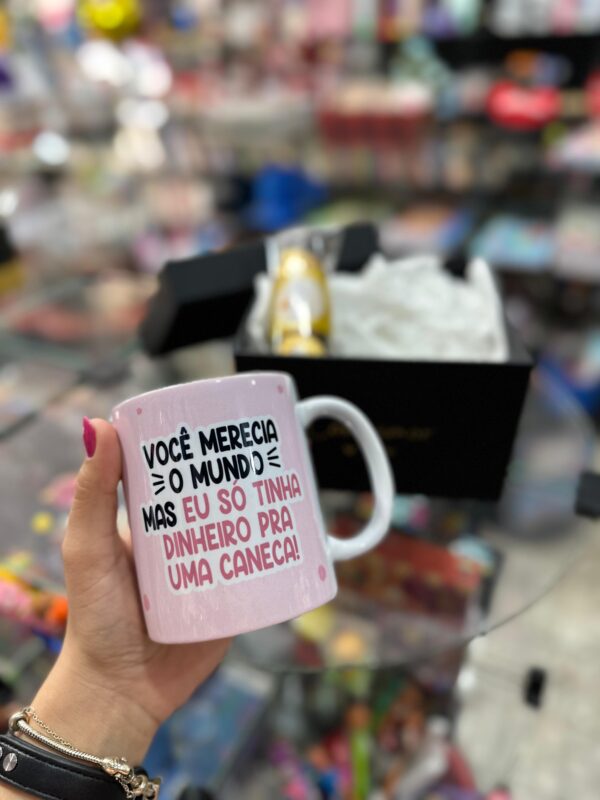 CAIXA COM TAMPA COM CANECA DE ANIVERSÁRIO ROSA REP BARDEI TIU UI! VOCÊ MERECIA O MUNDO MAS EU SÓ TINHA DINHEIRO PRA UMA - Imagem 2