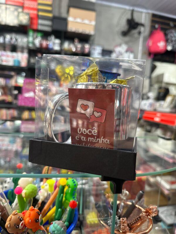 CAIXA CANECA EU + VOCÊ = <3 COM CARTÃO E CHOCOLATES - Imagem 4