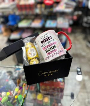 CAIXA COM TAMPA COM CANECA DE ANIVERSÁRIO VERMELHA FLOR