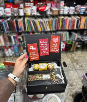 CAIXA MEMÓRIAS COM CARTEIRA, FERRERO 3 E CHAVEIRO LEÃO