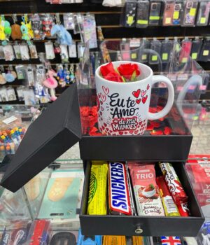 CAIXA ROMÂNTICA COM GAVETA DE CHOCOLATES, CANECA COM FLORES E 100 MINI CORAÇÕES