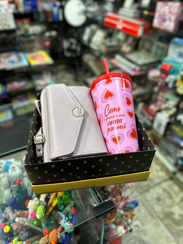 CAIXA COM BOLSA CARTEIRA LILÁS E COPO COM CANUDO COMO É GRANDE O MEU AMOR - Imagem 3