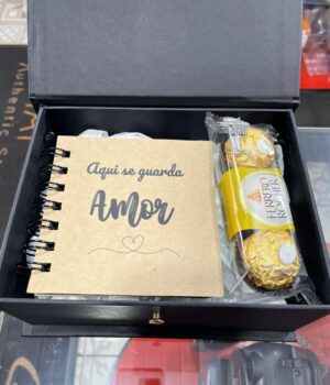 CAIXA MEMÓRIAS COM SCRAPBOOK MAIS 18 FOTOS ADESIVAS E FERRERO