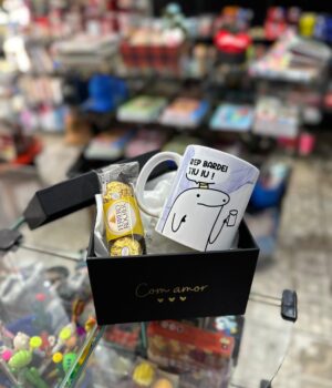 CAIXA COM TAMPA COM CANECA DE ANIVERSÁRIO AZUL REP BARDEI TIU UI! VOCÊ MERECIA O MUNDO MAS EU SÓ TINHA DINHEIRO PRA UMA