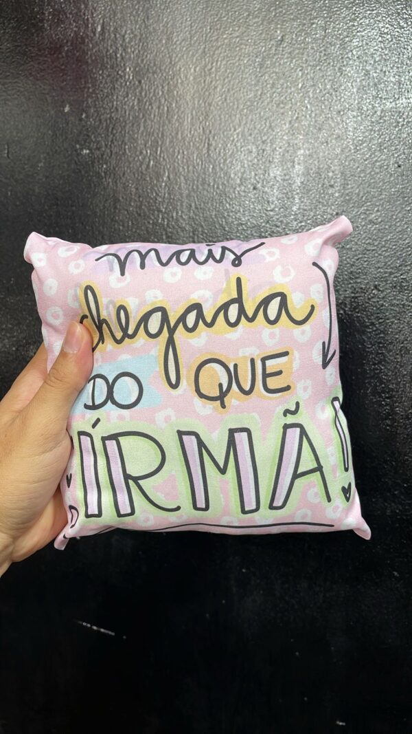 ALMOFADA 20x20CM | MAIS CHEGADA DO QUE IRMÃ